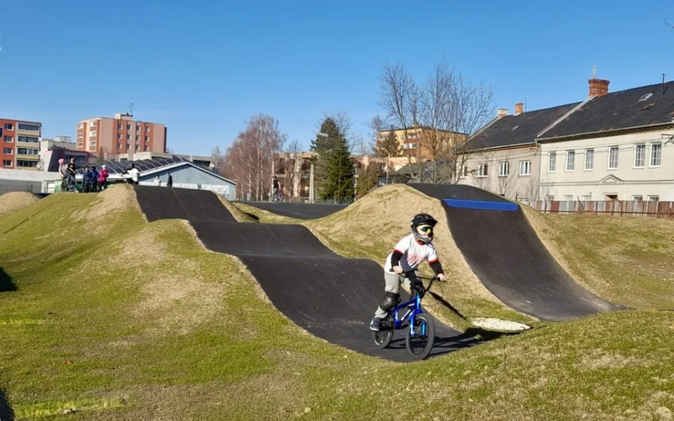 FOTO: V Novém Jičíně je otevřený nový pumptrack. Lidé nesmí šlapat na trávník. Foto: Se svolením města Nový Jičín