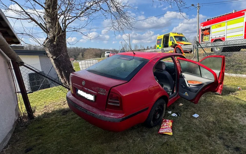 Řidička v Těrlicku narazila do svodidel a převrátila auto. Zasahoval vrtulník