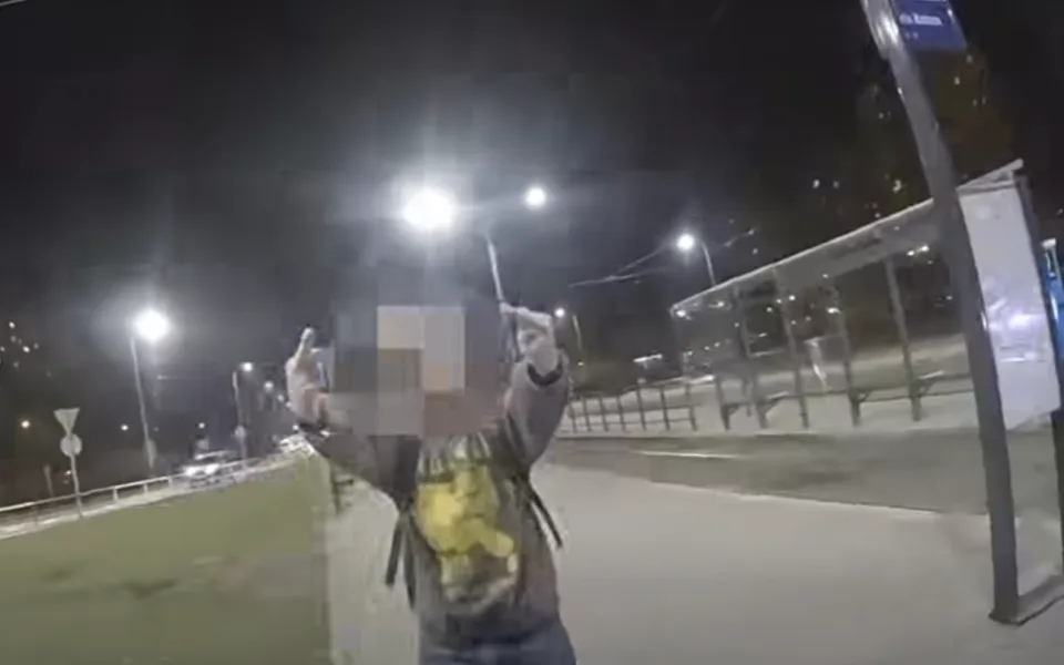 VIDEO: Agresivní opilec v Hrabůvce urážel strážníky. Pojďme mě zkopat, vybízel je