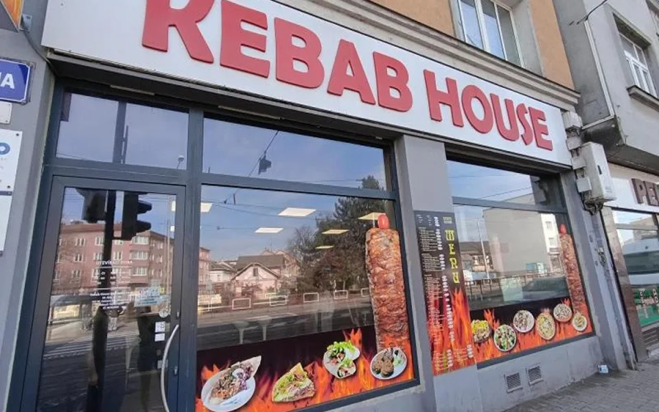 Myší bobky i mrtvý hlodavec mezi jídlem. Inspektoři zavřeli kebab v Ostravě