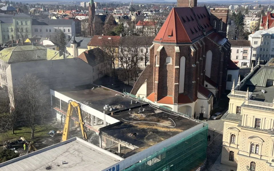 Demolice opavské Slezanky zase pokračuje, firma zvolila šetrnější postup