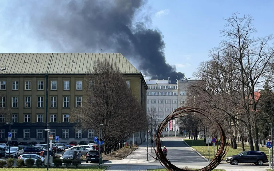 FOTO: V centru Ostravy hoří panelák, kolemjdoucí děsí plameny a hustý dým