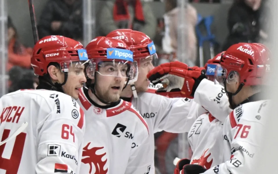 Hokejisté Třince zahájili čtvrtfinále výhrou v Hradci Králové 4:2