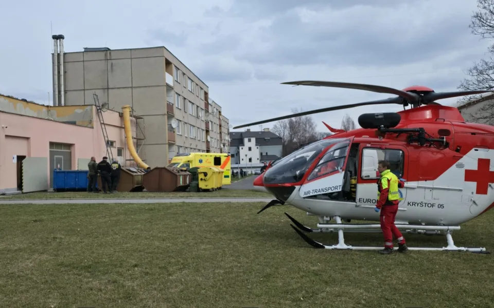 Záchranářský vrtulník se v pátek dopoledne nezastavil, zasahoval u pádů z výšky. Foto: Zdravotnická záchranná služba Moravskoslezského kraje