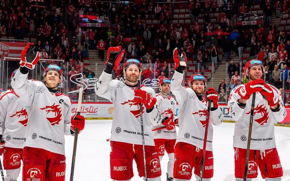 Třinec v Hradci oslavil 1000. zápas kapitána Růžičky postupem do semifinále