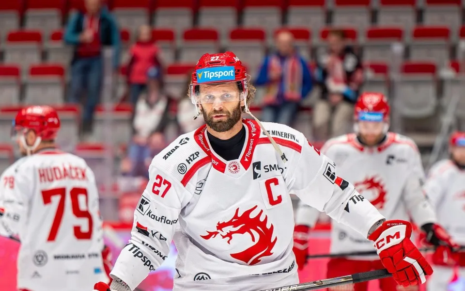 Postup Třince do semifinále byl nejlepší dárek pro tisící zápas kapitána Růžičky. Foto: HC Oceláři Třinec