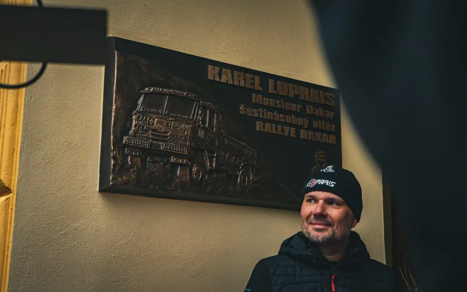 Legenda Rallye Dakar Karel Loprais má ve Frenštátě pod Radhoštěm pamětní desku