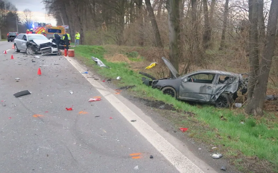 Řidič Golfu nezvládl předjíždění, dostal smyl a způsobil nehodu