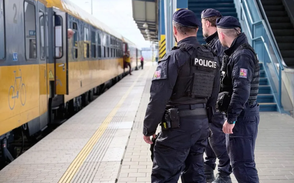 Krajané zbytečně riskují v kolejišti. Policie řešila přestupky i muže s ukradenými kabely