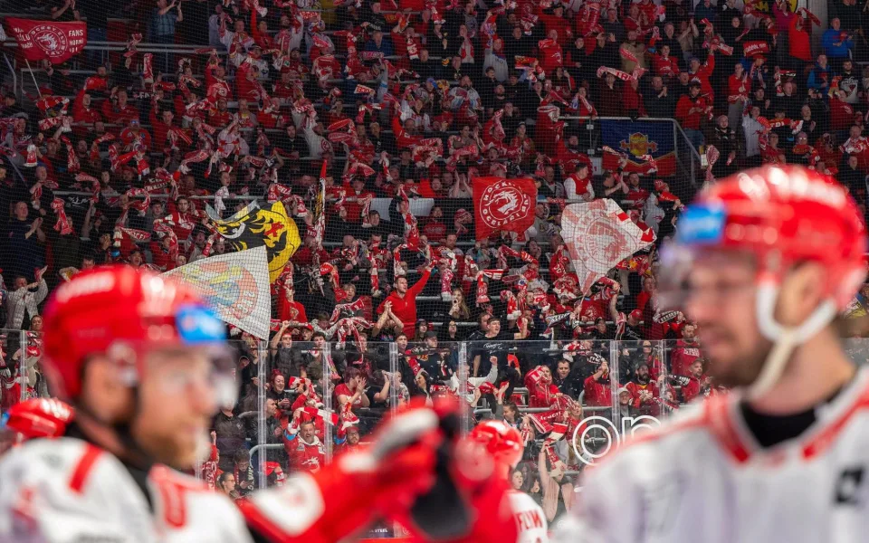 Třinec využil dvě přesilovky a porazil na úvod semifinále Karlovy Vary 3:1