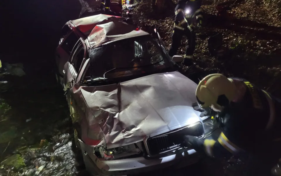 FOTO: Při noční nehodě skončilo auto v potoce, řidič byl pod vlivem drog. Foto: Hasičský záchranný sbor Moravskoslezského kraje