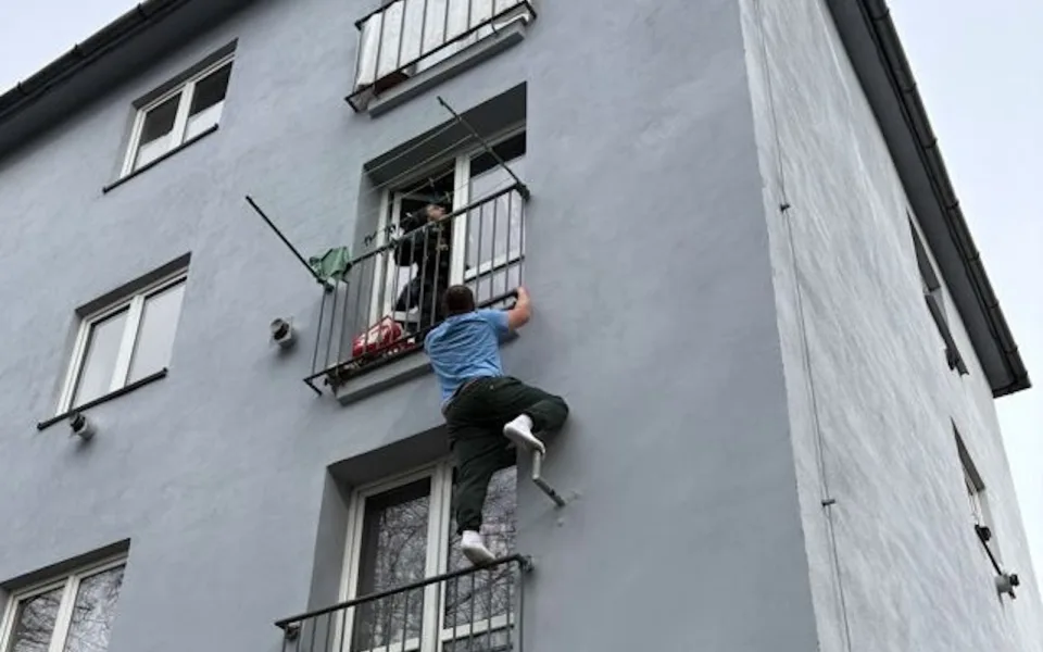 Zloděj z Vítkovic skončil policistům přímo v náruči. Snažil se utéct přes balkón.