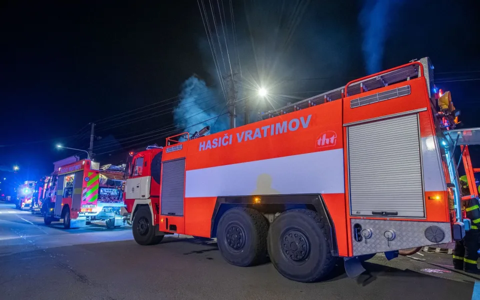 Požár v Paskově zaměstnal čtyři jednotky hasičů, jeden z nich se zranil.