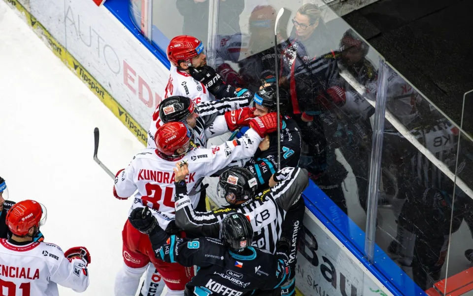 Hokejisté Karlových Varů porazili Třinec 3:0 a snížili stav semifinále na 1:3.
