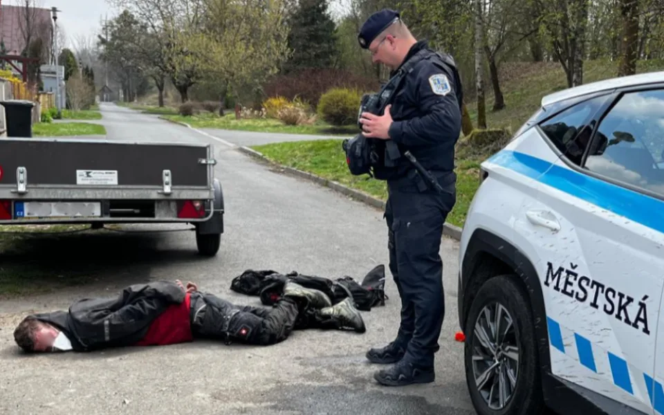 Zloděj před policisty prchal s nožem v kapse, přebrodil řeku a mířil k úřadu práce