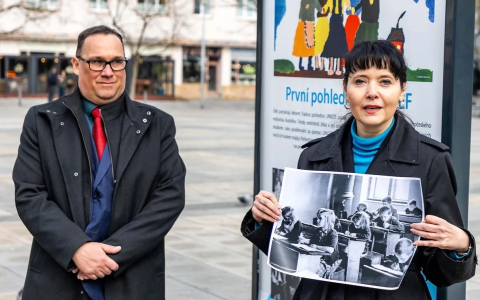 Pavla Gomba s primátorem Ostravy Janem Dohnalem na zahájení výstavy. V ruce má Pavla Gomba historickou fotografii školáků, po jejichž osudu se nyní pátrá