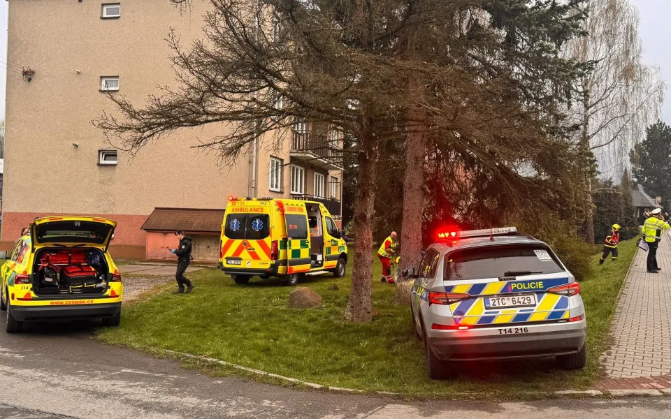 Řidička BMW smetla dvě jedenáctileté dívky a utekla k trati, kde ji srazil vlak