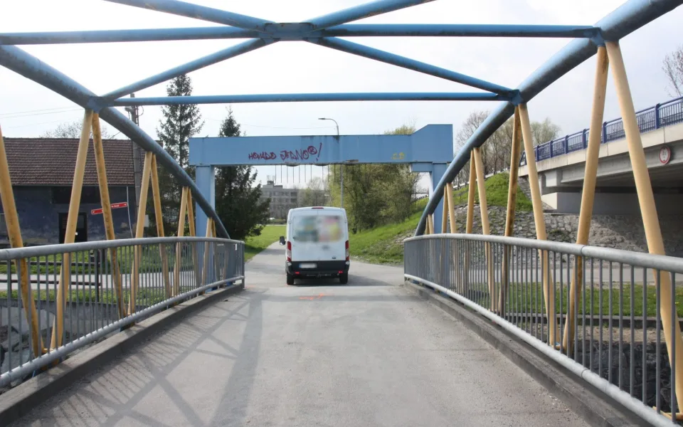 Záchranáři resuscitovali staršího cyklistu, smetl ho řidič dodávky