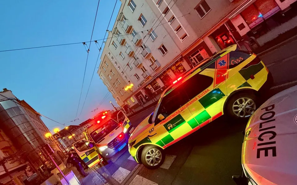 Muž zachraňoval z římsy svého domácího mazlíčka. Spadl a musel do nemocnice. Foto: ZZS MSK