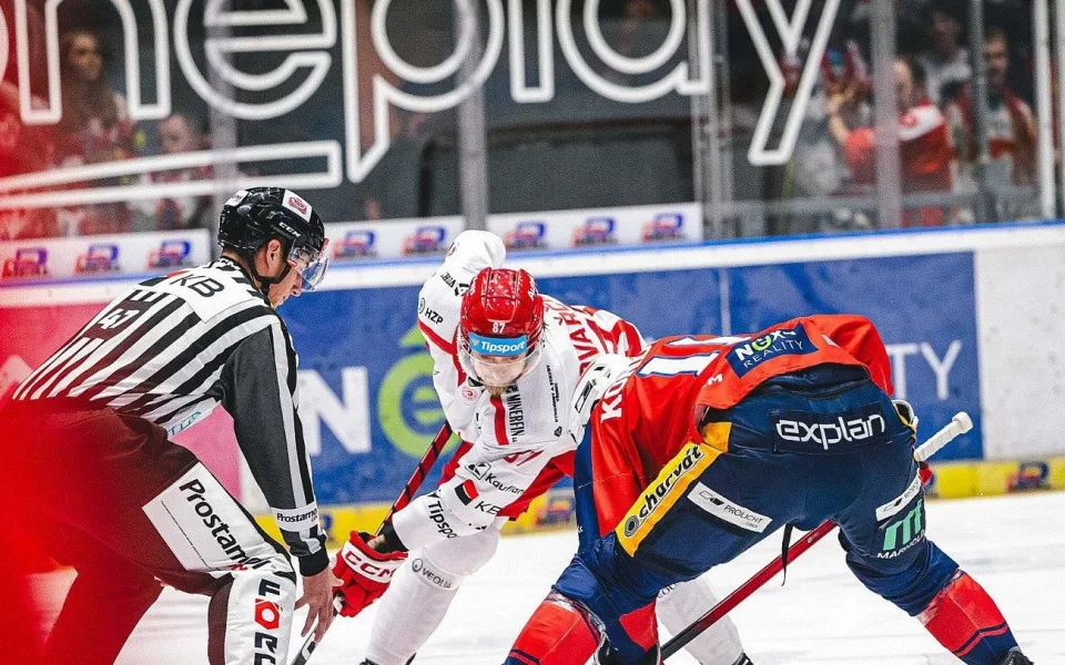 Začalo extraligové finále. Třinec byl v Pardubicích ve vedení, nakonec prohrál 3:2. Foto: HC Oceláři Třinec