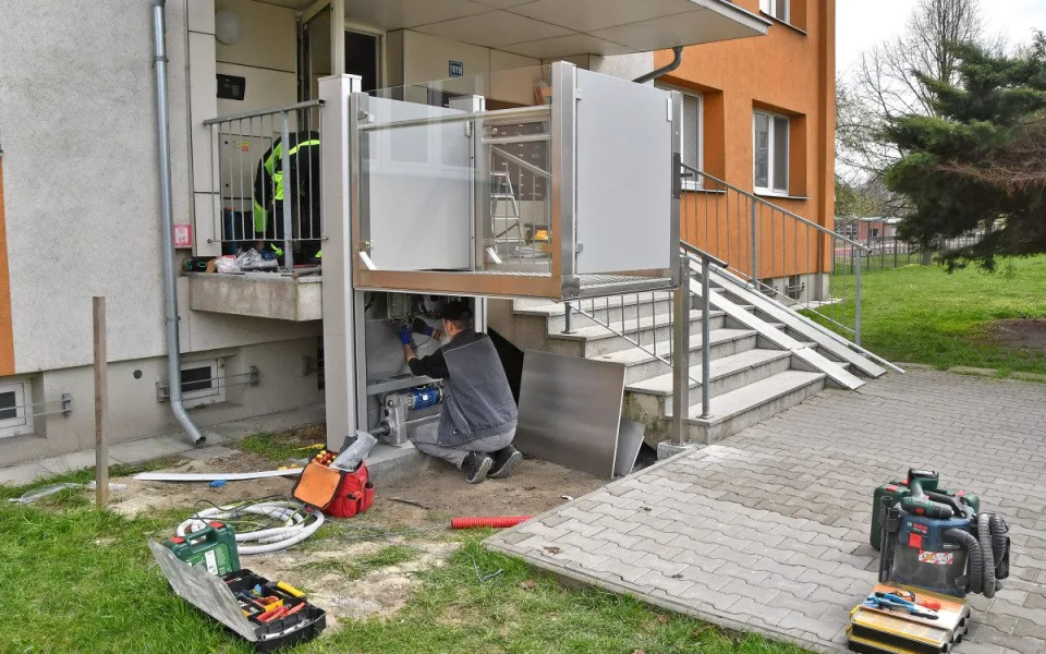 Bydlení bez bariér. Bohumín montuje další plošiny na sídlištích