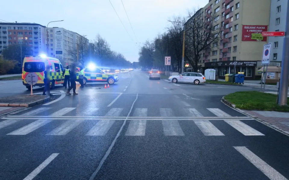 Vážná nehoda v Opavě. Řidič na přechodu srazil chodce, ten utrpěl zranění hlavy