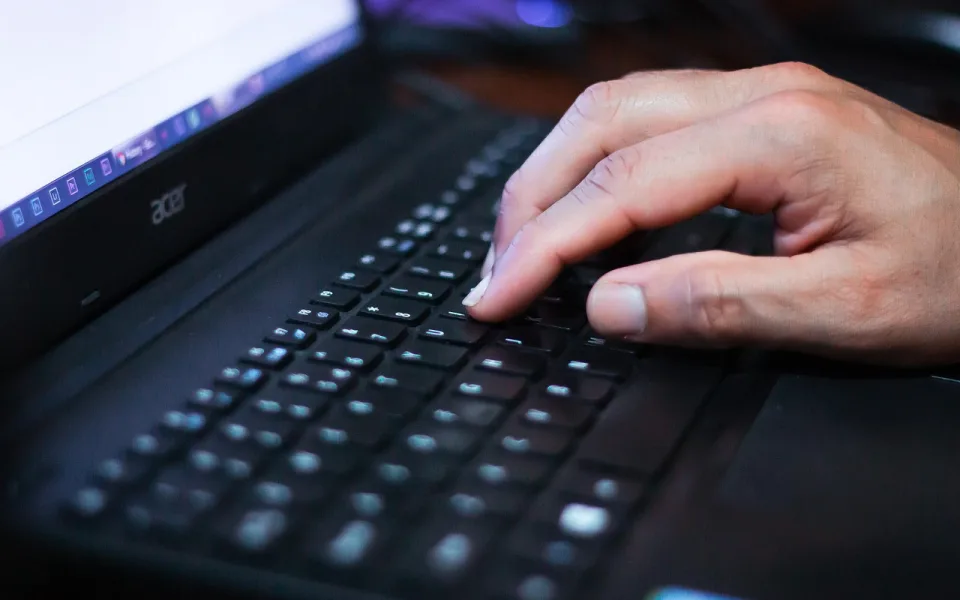 Podvodníci jsou stále agresivnější. Banky zachránily klientům 3,4 miliardy