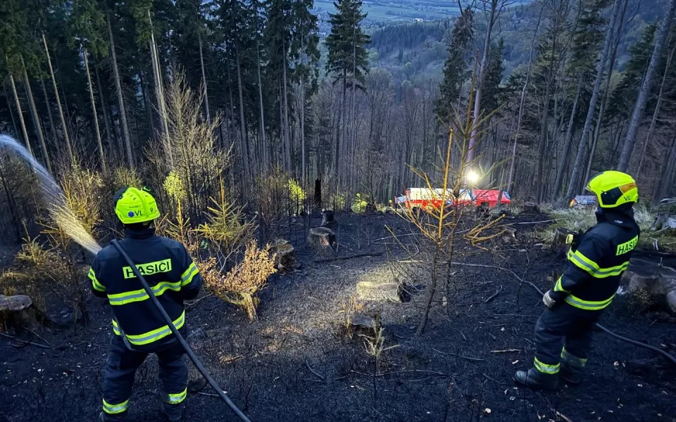 Rozsáhlý požár lesa u Morávky hasiči likvidovali celou noc. Ze vzduchu pomáhal i vrtulník