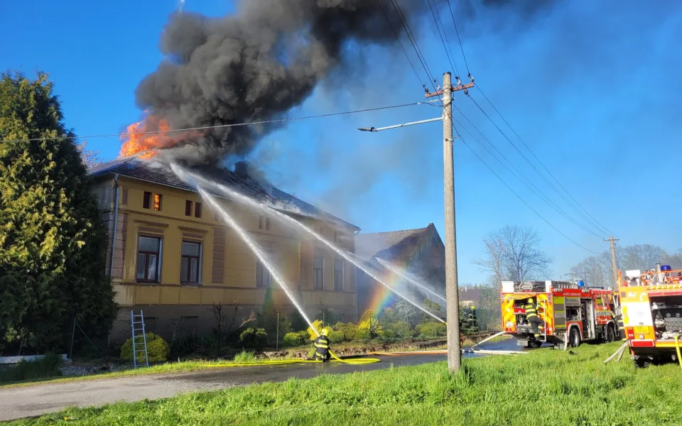 V Osoblaze hořela střecha rodinného domu. Jeden hasič utrpěl zranění