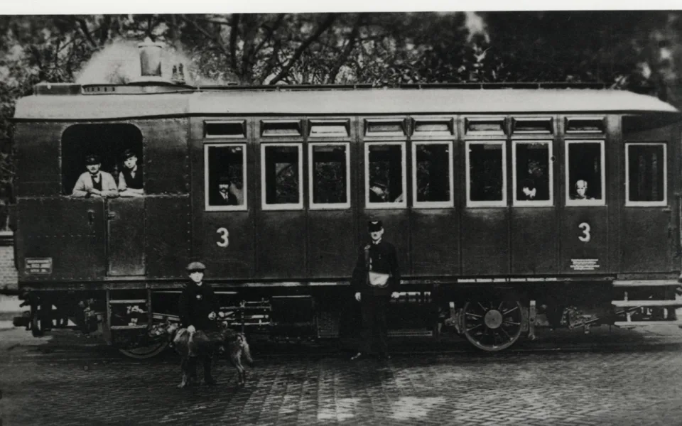Dvounápravový parní vůz zakoupený rok 1913 pro provozu dráhy Vítkovice, snímek okolo roku 1920. Foto: Archiv města Ostravy