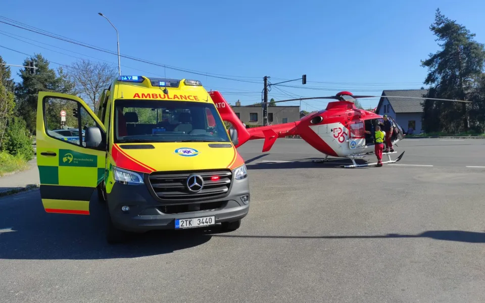 Ženu na Karvinsku srazilo auto, zůstala pod ním zaklíněná. Letěl pro ni vrtulník