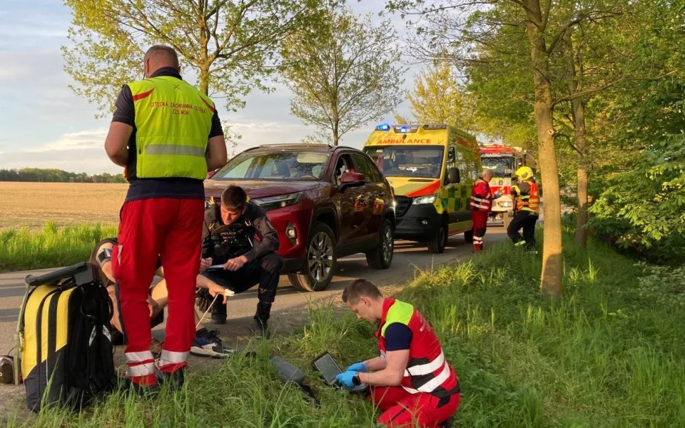 Auto se třemi mladíky u Kozmic vylétlo ze silnice a narazilo do stromu, hledají se svědci