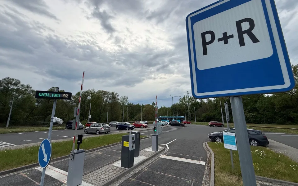 Řidiči pozor! Začíná zkušební provoz parkoviště P+R na Hranečníku, od pondělí se bude platit