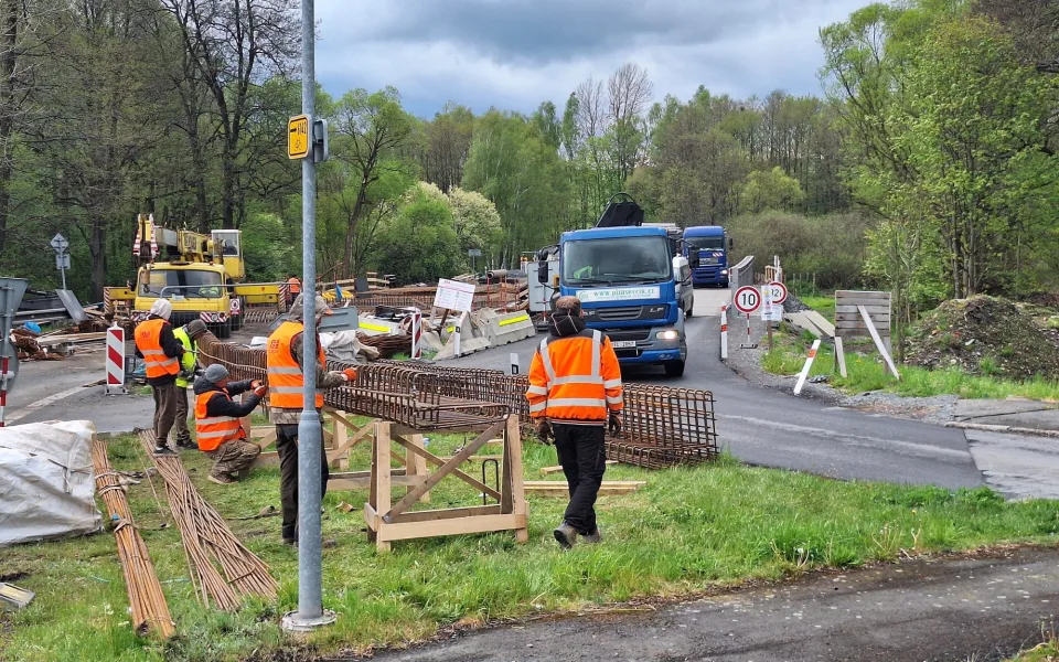 Oprava mostu v Malé Štáhli pokračuje. Kyvadlový provoz potrvá déle, než se čekalo