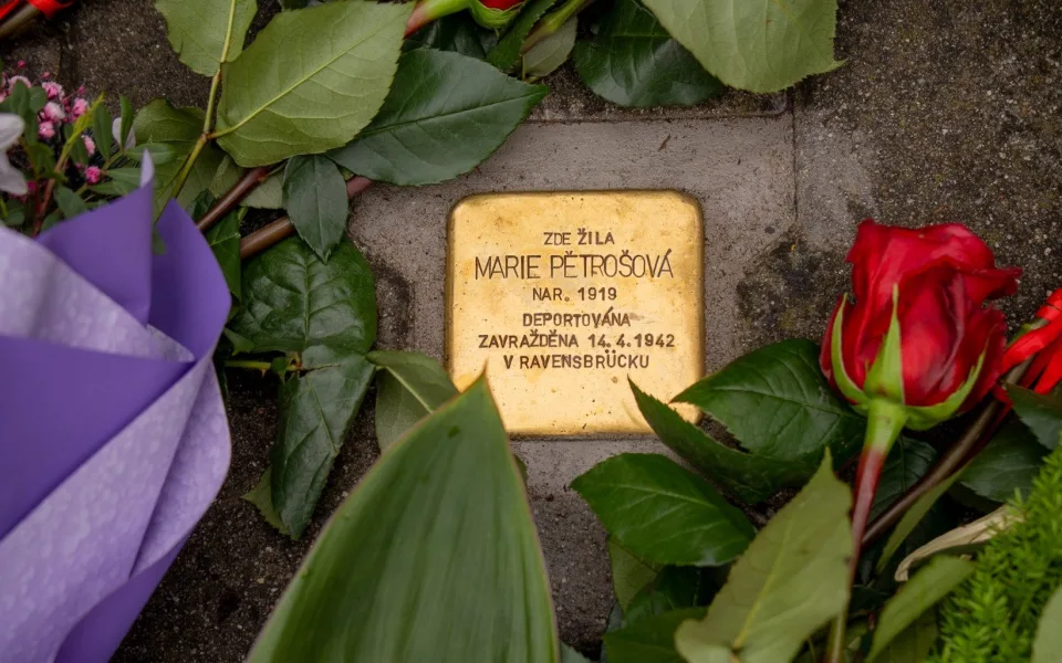 Gestapo ji odvedlo deset dní po porodu. Ve Frýdku-Místku přibyly kameny zmizelých