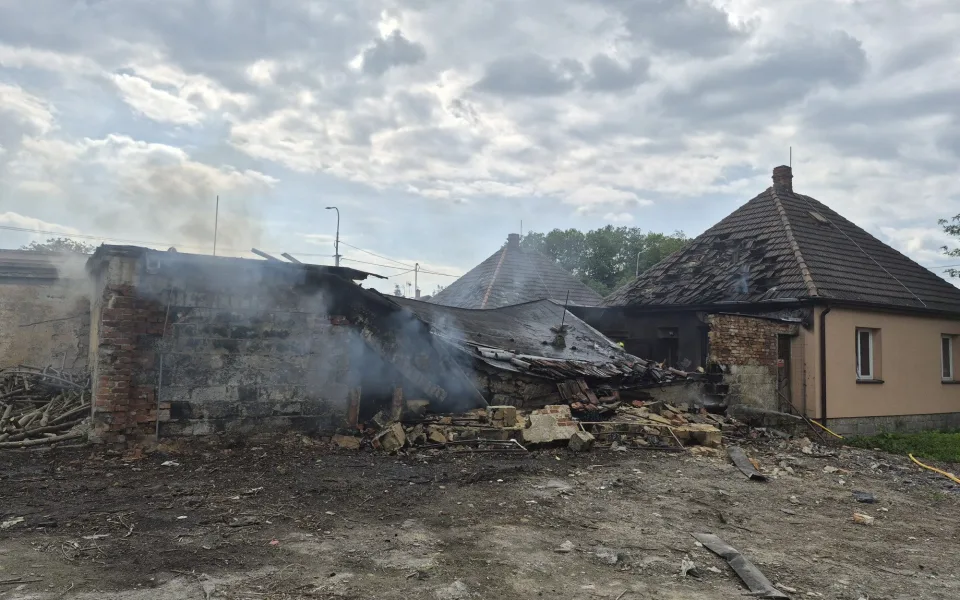 Při požáru garáže v Orlové explodovaly tlakové lahve škoda jde do milionů. Foto: HZS Moravskoslezského kraje