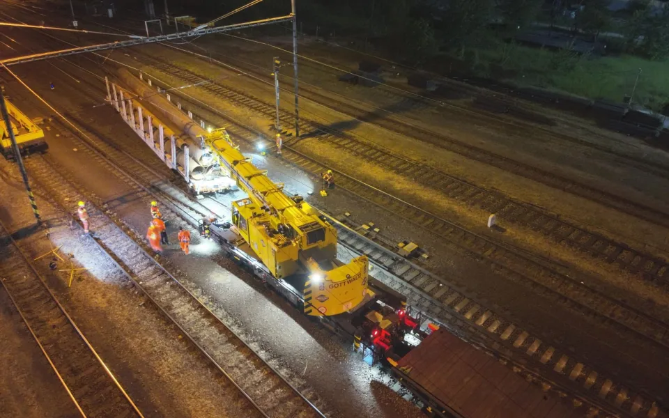 Na hlavním železničním koridoru je zastaven provoz, vykolejily dva vagony vlaku. Foto: Správa železnic