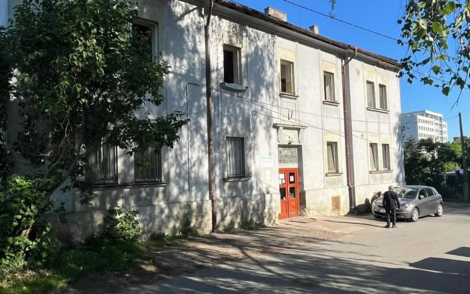 Opilý a agresivní muž napadl spolubydlícího na ubytovně, neušetřil ani strážníka