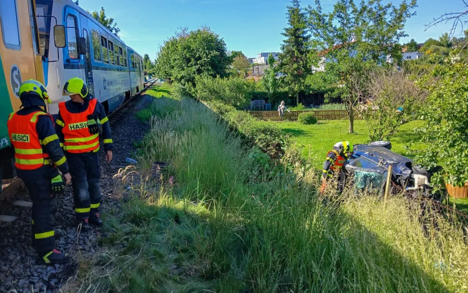 Mladý řidič zkolaboval v autě a převrátil se na bok do kolejiště, narazil do něj vlak
