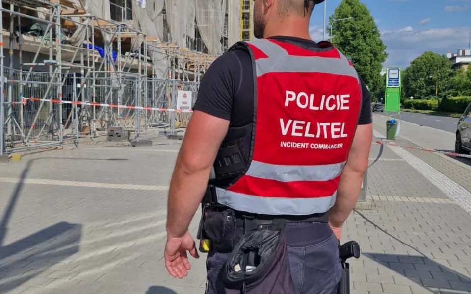 Policisté vyšetřují smrt ženy v bytovém domě v Havířově, zaútočil na ni soused