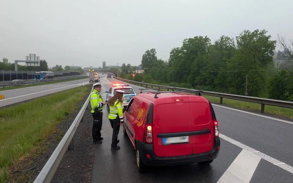 Policie kontrolovala řidiče. Zjistila alkohol, překročení rychlosti i jízdu bez řidičáku