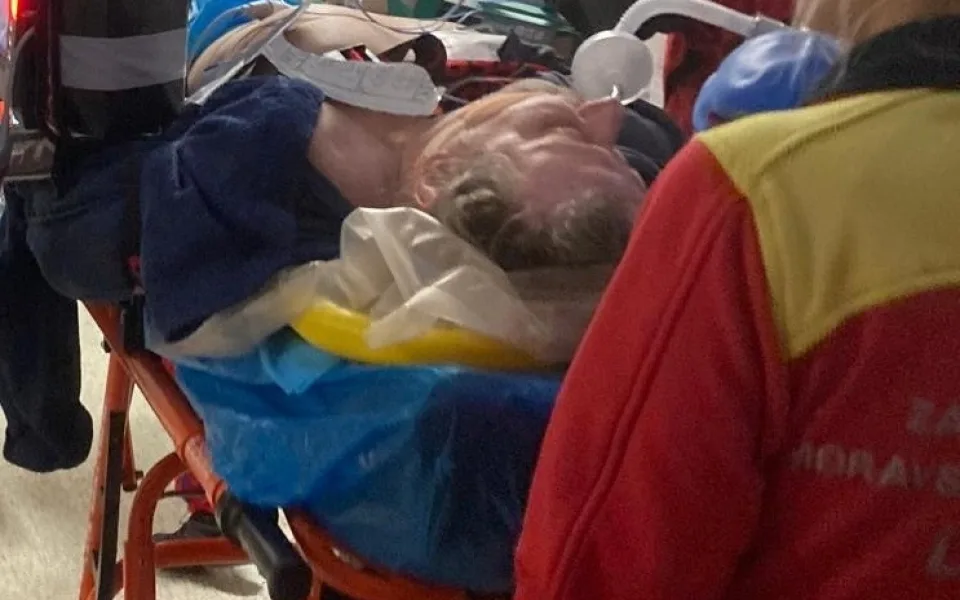 Muž spadl ze čtyřmetrového žebříku. Vážně si poranil hlavu, hrudník i břicho