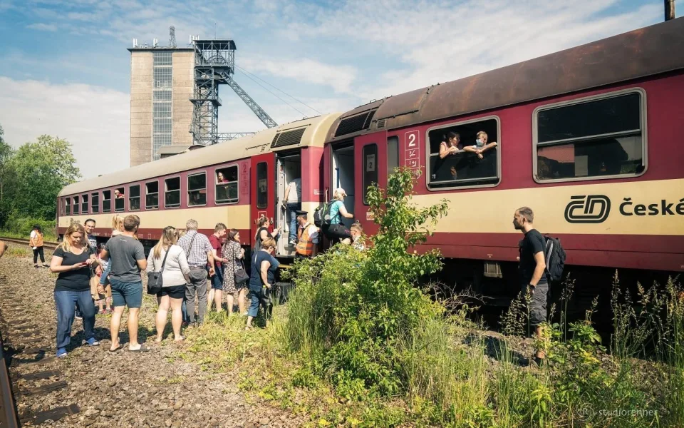 Báňské vlaky budou jezdit až do září. Přibližují hornickou tradici regionu