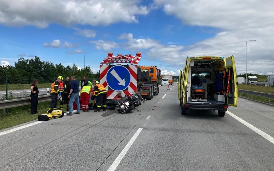 Motorkář havaroval na D1 u Bravantic. Utrpěl vážná poranění