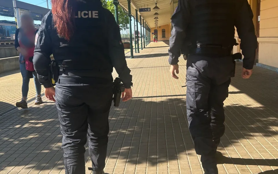 Dva nezletilí se vezli na spřáhle vlaku. Policie varuje před nebezpečným hazardem.