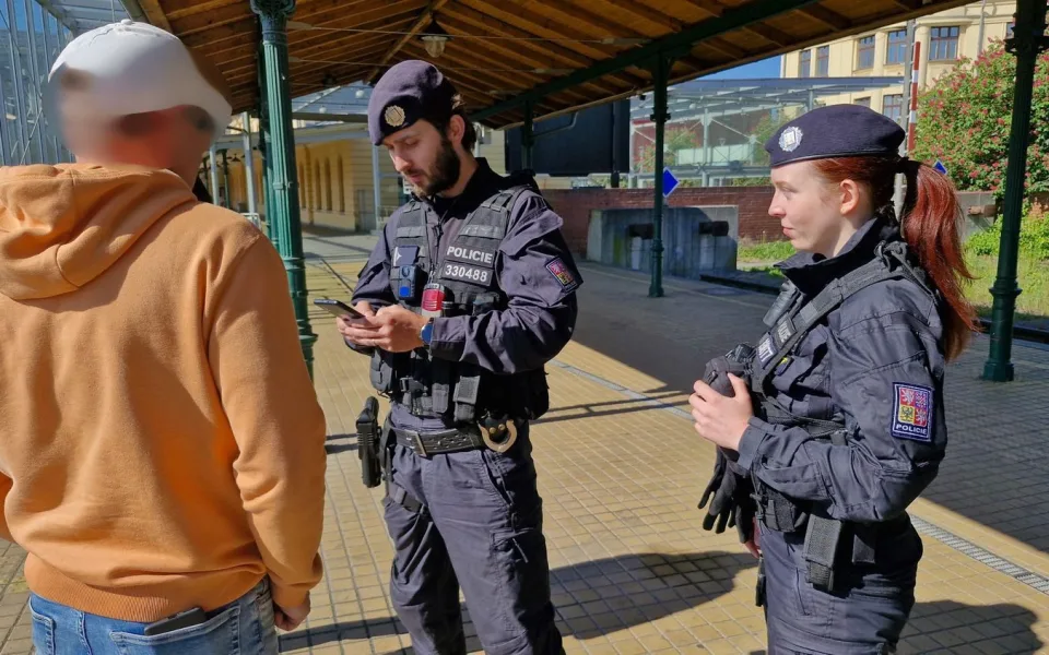 Stovky přestupků v kolejišti. Lidé stále riskují životy, upozorňuje policie.