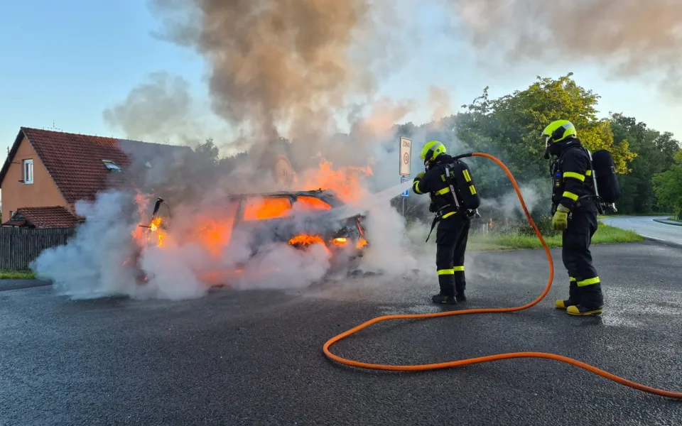 Požár osobního vozidla v Horních Bludovicích. Škoda 600 tisíc korun, příčina se vyšetřuje.