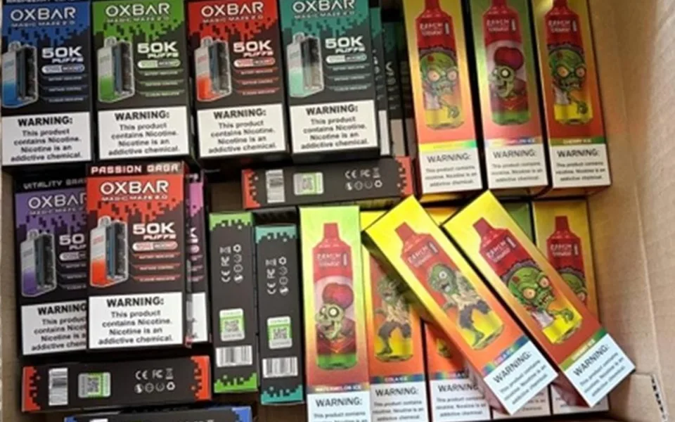 Přes milion na dani. Celníci zajistili tisíce náplní do elektronických cigaret
