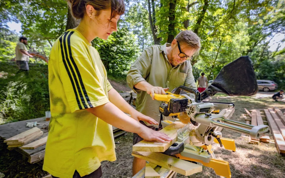 FOTO: Studenti vrátí do Karlovic tradici klimatických lázní, mají na to šest dní