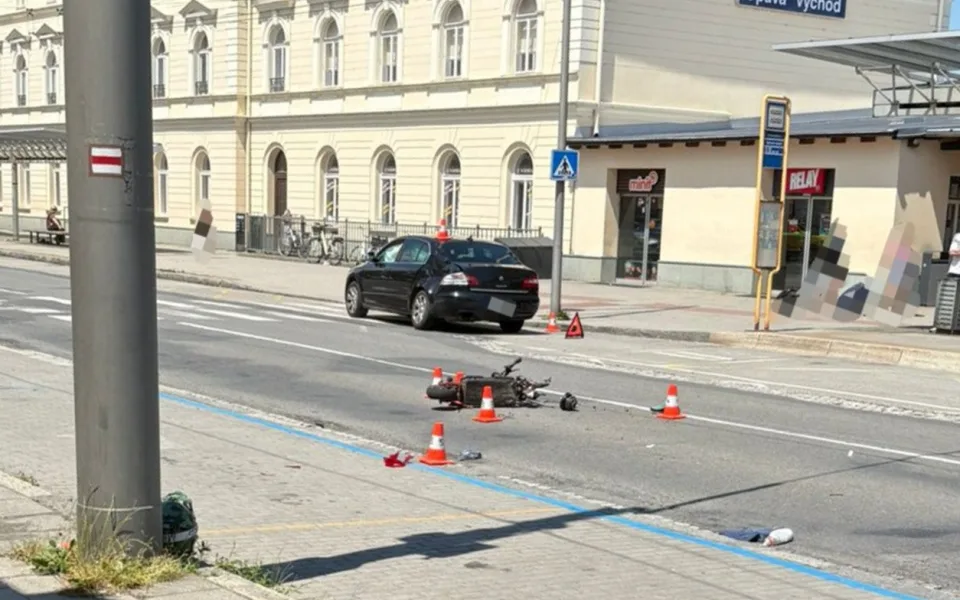 Vážná nehoda v Opavě: U vlakového nádraží se srazilo auto s elektrokoloběžkou